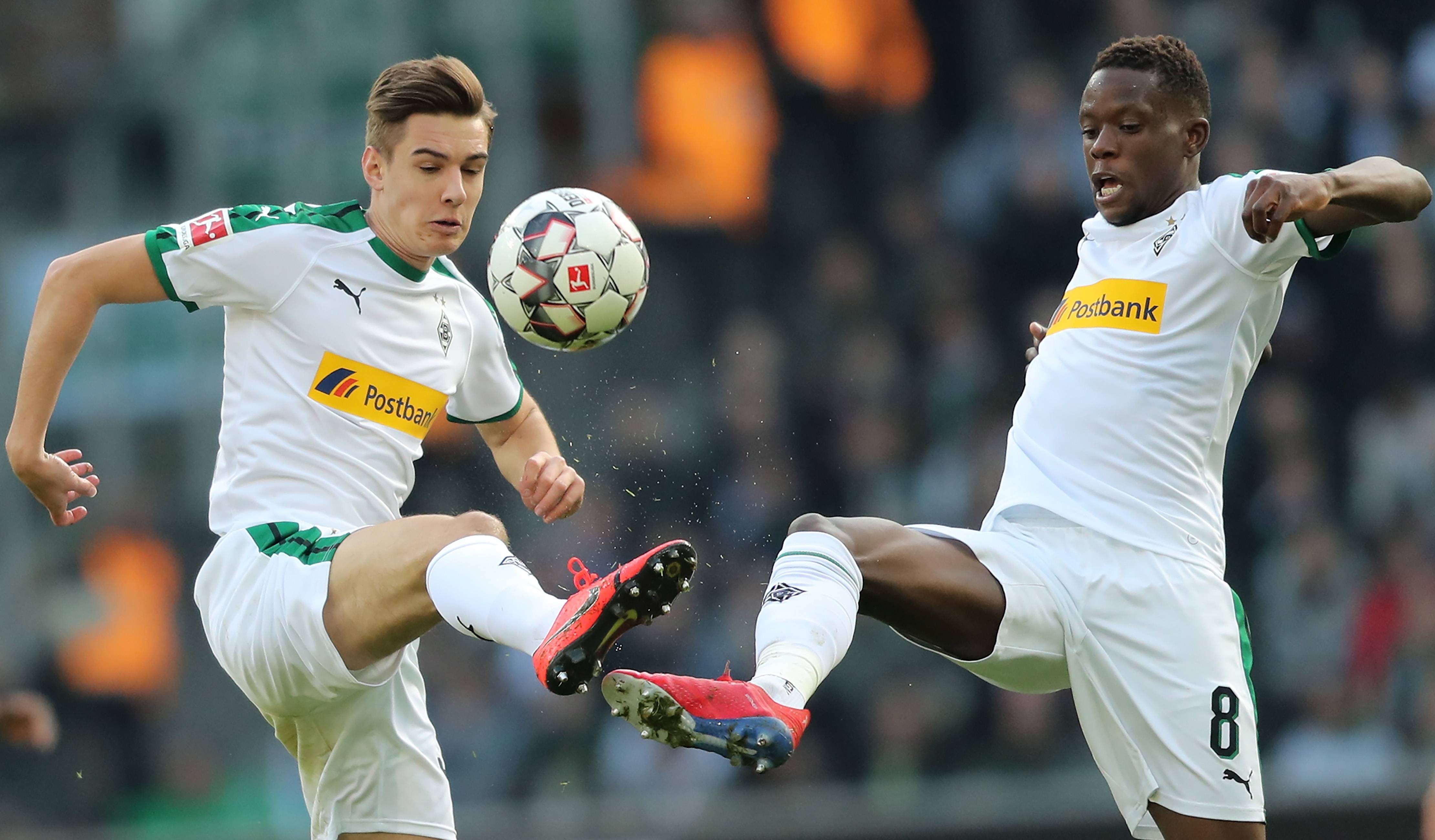 关于德甲战况激烈，比分2-2，比赛亮点：场上双方抢断成功率都超过70%的信息