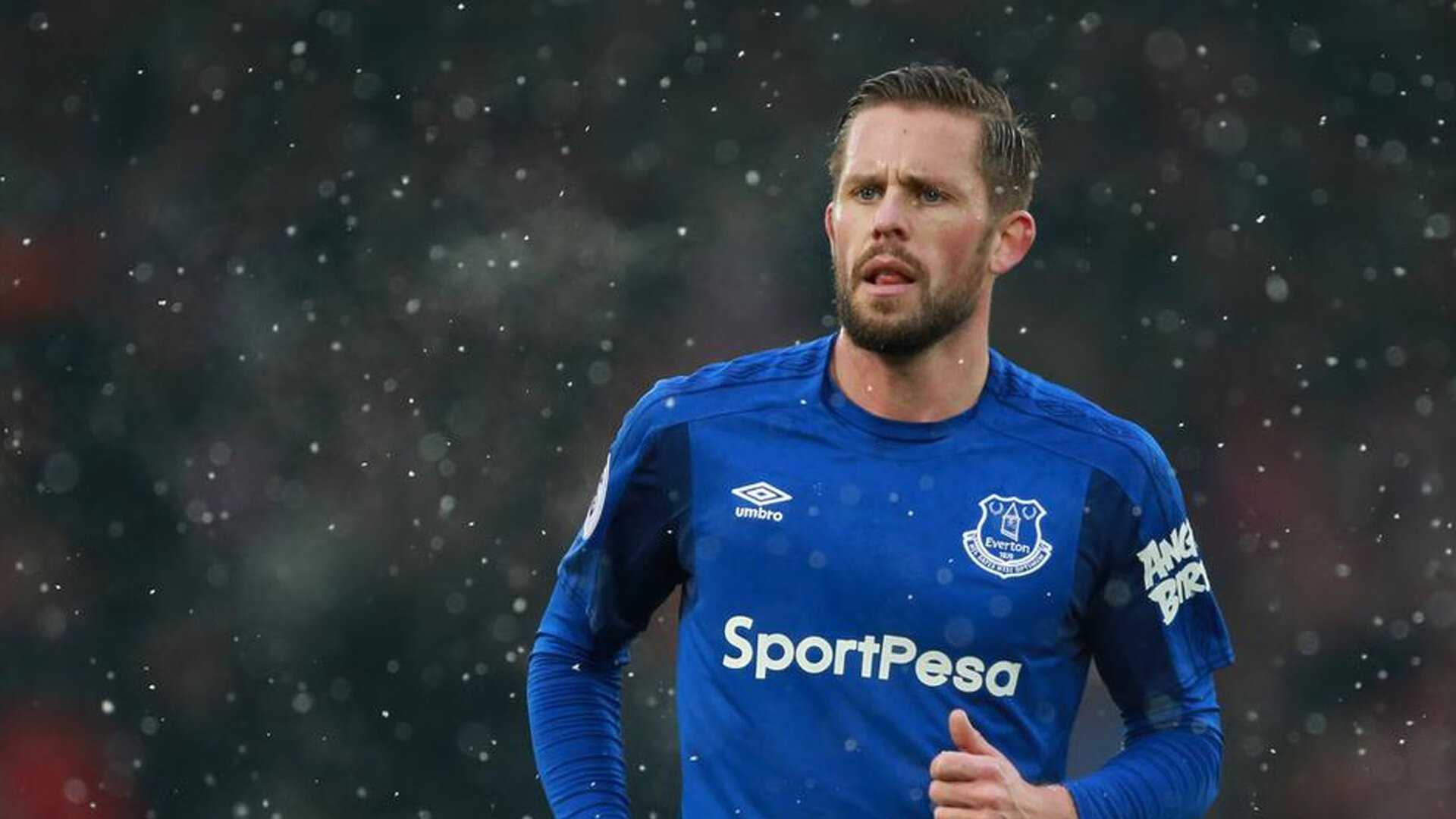 开云网页版-球队是否根据球员惯用脚调整组织发起方向，持球队员